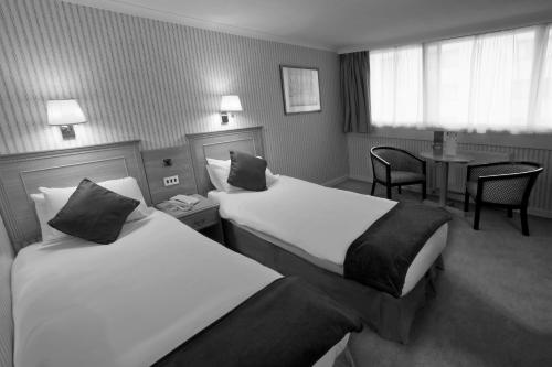 2 twin beds