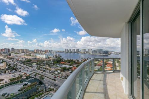 Ocean View 25th floor at Marenas Beach Resort by AmmosFL Miami Beach