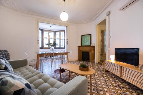 b42 - MODERNIST APARTMENT FOR LARGE GROUPS IN EIXAMPLE