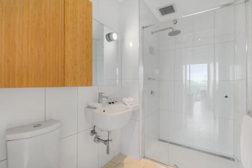 One-Bed Apartment With Balcony and Luna Park Views