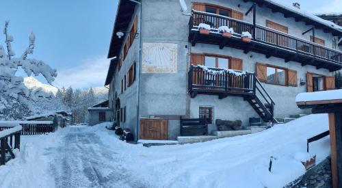  San Marco FARMHOUSE with a view., Ferienwohnung in Oulx