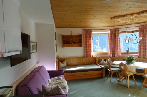 Apart Stotter - image 2