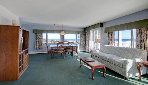 Terrace By The Sea in Ogunquit (Maine)