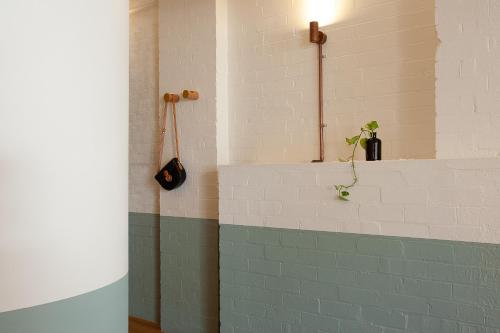 Designer Studio Apartment in Inner Darlinghurst - image 1