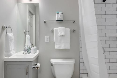McKenize Guest House: Austin Suite 1 BD 1BA - image 4