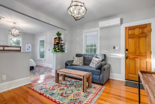 McKenize Guest House: Marble Falls Suite 1 BD 1BA - image 3