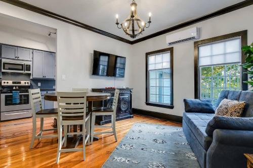 McKenize Guest House: LBJ Suite 1 BD, 1BA - Apartment - Marble Falls