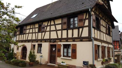 GITE AU PETIT RUISSEAU-Etage et combles-maison alsacienne 4 personnes 4 nuitées minimum gîte à louer Mattstall
