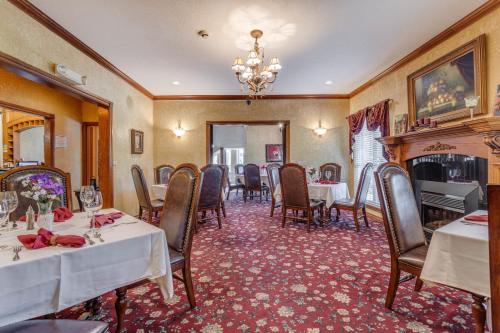 restavracija, The Whispering Pines Inn in East Imhoff