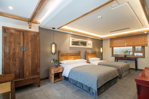 1 queen bed, 1 twin bed