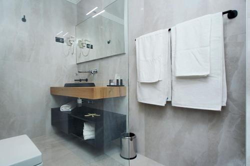 One-Bedroom Apartment image 8