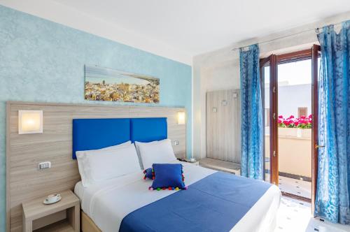 Double Room with Balcony image 3
