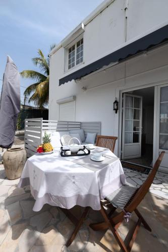 Facilities, Locastudio - Pomme Kanel in Sainte Anne