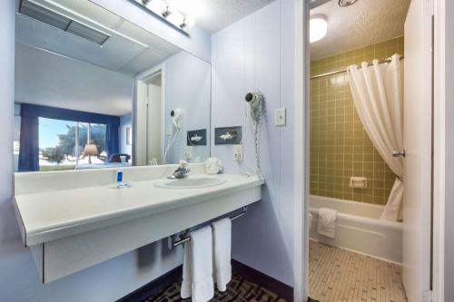 Rodeway Inn - image 11