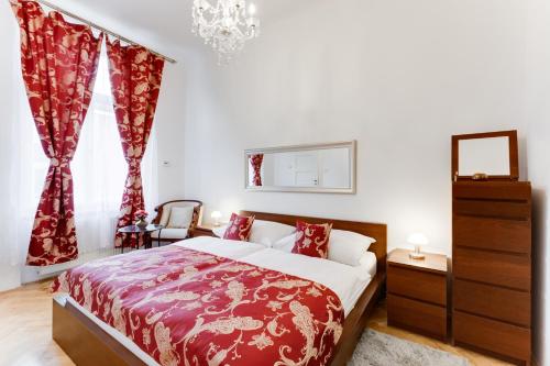 Old Town Square Royal Apartment - image 11