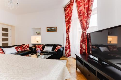 Old Town Square Royal Apartment - image 4