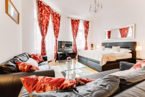 Old Town Square Royal Apartment - image 5