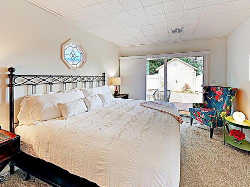 New Listing! Redwood Enchantment withHot Tub & Views home - image 5
