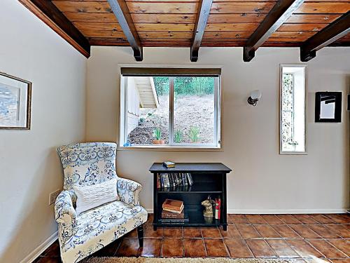 New Listing! Redwood Enchantment withHot Tub & Views home - image 7