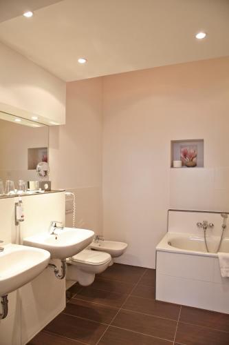 Standard Triple Room image 4