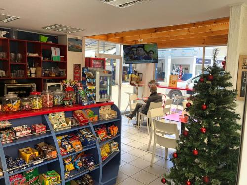 HOSTAL HABITACIONES ECONOMICAS CERCA DEL TERMINAL DE BUSES Cafetería (HOSTAL HABITACIONES ECONOMICAS CERCA DEL TERMINAL DE BUSES Cafeteria) near สนามบินลาฟลอริดา