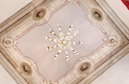 Deluxe King Room image 10