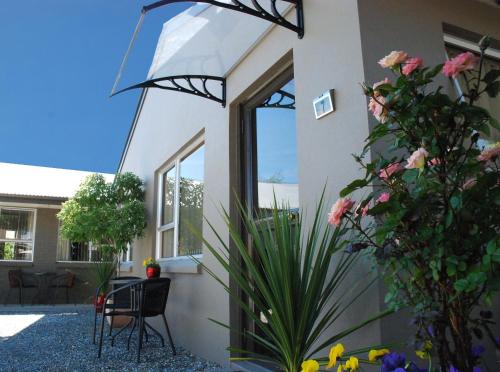 . Almond Court Motel
