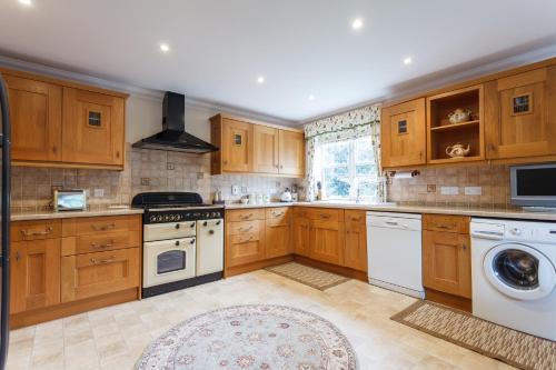 Konyha, Oak Tree Cottage, Charming, Rural New Forest Home in Basingstoke Külváros
