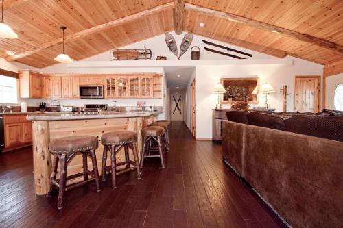 Eagle Mountain Lodge in Big Bear Lake, USA