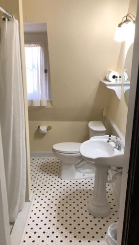 1 king bed, 1 twin bed