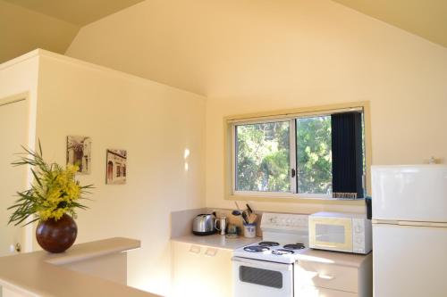 Kitchen, Bundle Hill Cottages in Bawley Point