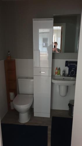 1 double guest bedroom in my home North Leeds