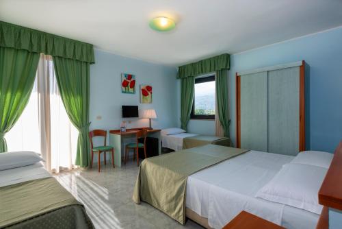 1 double bed, 2 twin beds