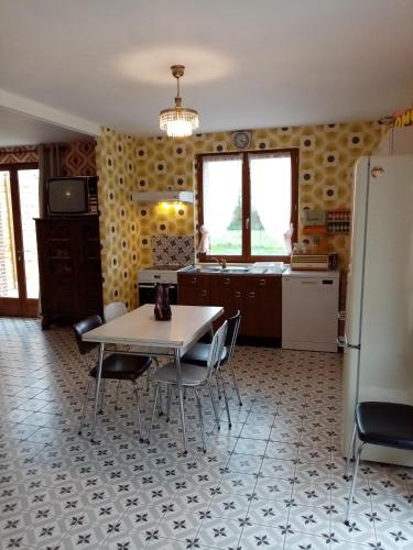 virtuve, Gîte Version 70 (Gite Version 70) in Mondrepuis
