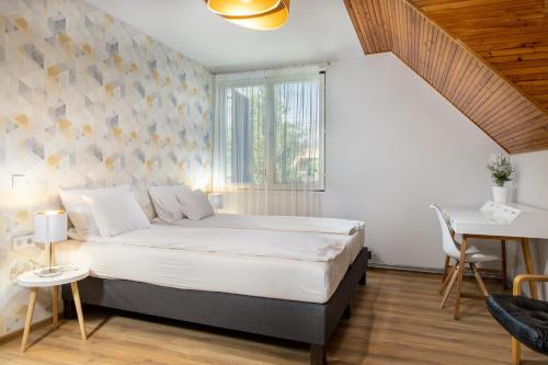 1 king bed, 1 twin bed