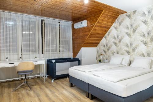 1 king bed, 1 twin bed