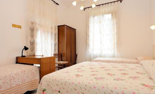 3 twin beds