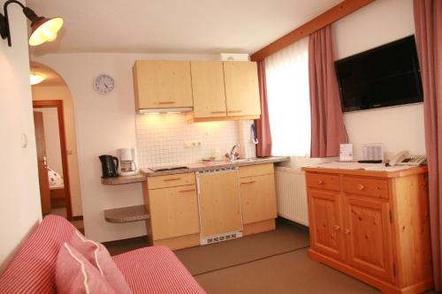 1 queen bed, 2 sofa beds