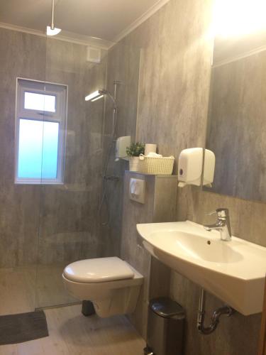 Standard Doppelzimmer mit Gemeinschaftsbad (Standard Double Room with Shared Bathroom)