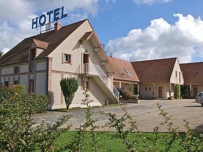 Logis Hotel Le Nuage - Hôtel - La Bussière