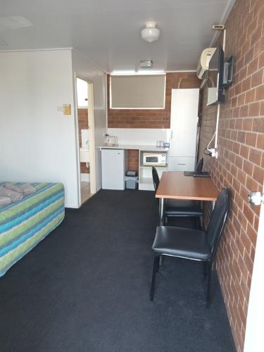 1 double bed, 1 twin bed