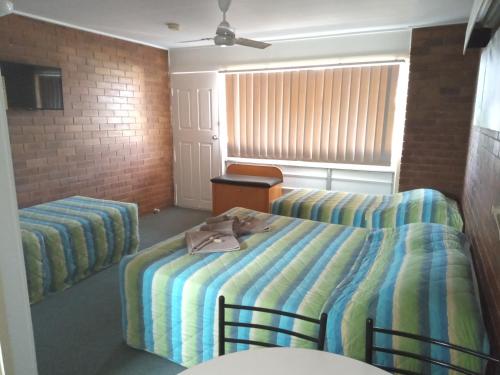 1 double bed, 2 twin beds
