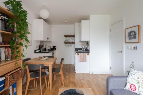 Cosy Apt In Kentish Town By Guestready, , London