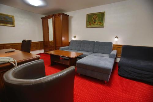 1 queen bed, 2 sofa beds