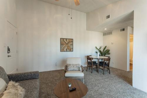 Newly Renovated Midland Flat + Pool - image 6