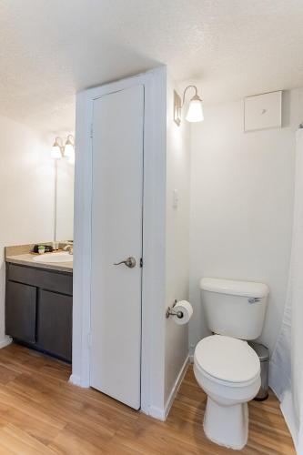 Cozy Suite Just Outside Downtown Midland - image 4