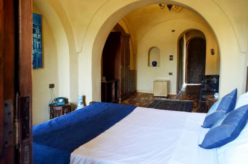 Queen Room with Balcony - Sapphire image 9