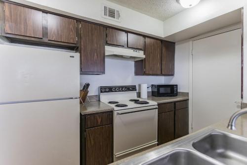 Relaxing Suite Just Outside Downtown Midland - image 5