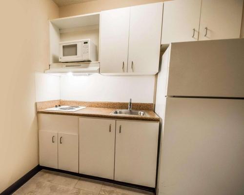 Kitchen, Tampa Bay Extended Stay - Airport in Golfwood Estates
