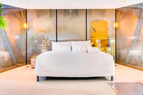 Lightship Amsterdam Room Type - Deluxe King Suite